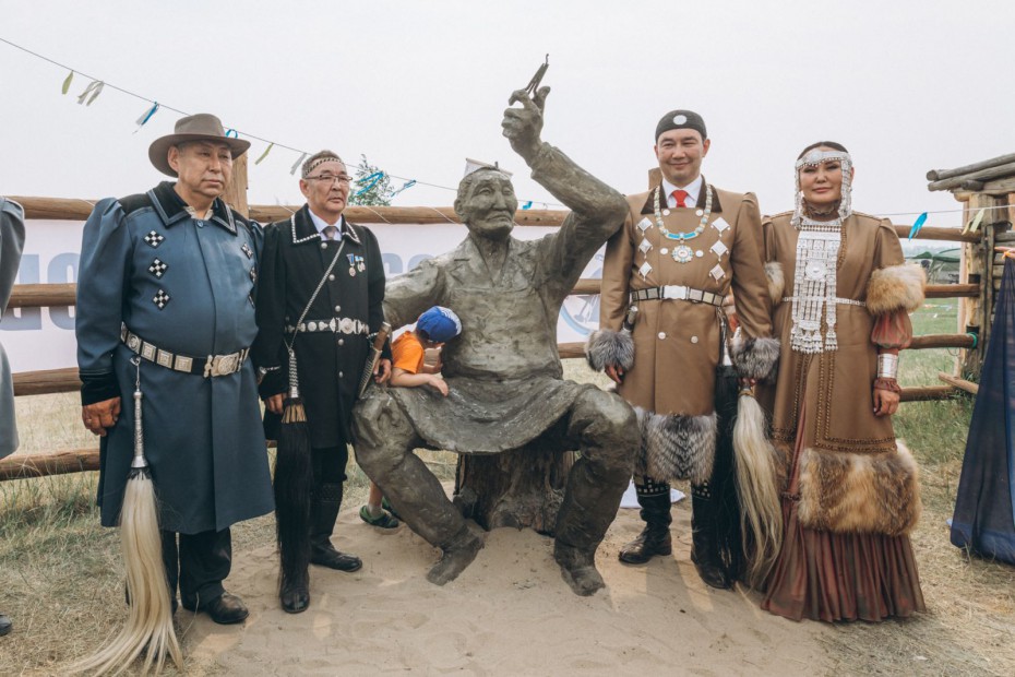 В местности Ус Хатын открыли памятник якутскому кузнецу