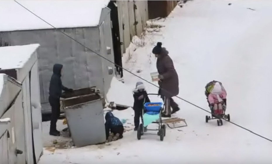 В Якутске семья подбирает еду на помойке ВИДЕО