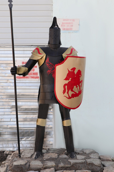 Железный рыцарь и сварщик установлены в колонии №6 в Якутии 