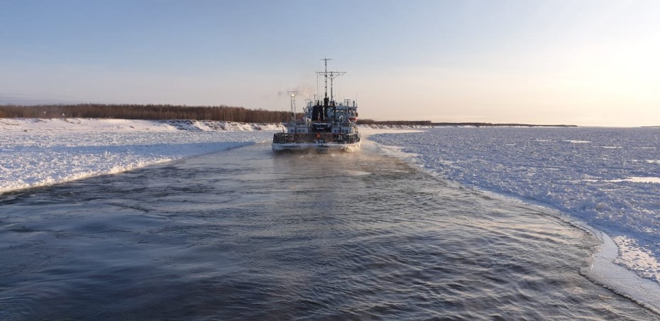 В Якутии завершается перевозка грузов с помощью ледокола