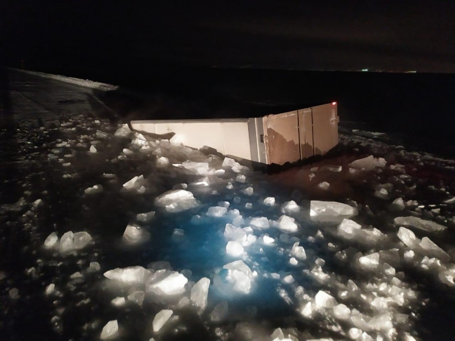 На ледовой переправе Хатассы - Павловск провалился грузовик