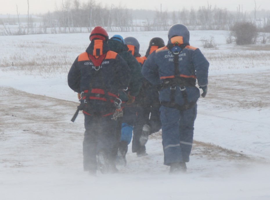 В Якутске на переправе спасатели вытащили две застрявшие машины
