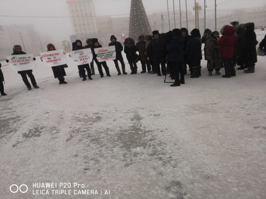 В Якутске диализники вышли на пикет