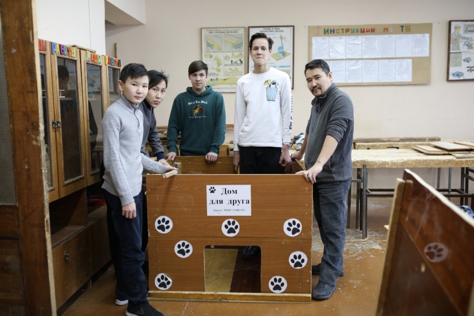 Школьники в Якутске изготовили будку из списанных парт для пункта передержки животных