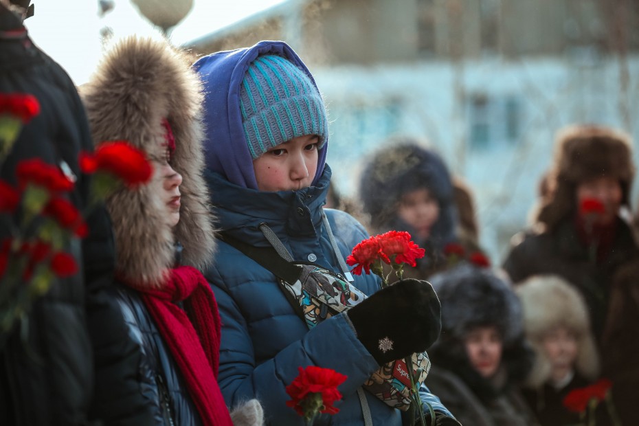 Якутяне возложили живые цветы к монументу павших воинов-якутян на озере Ильмень