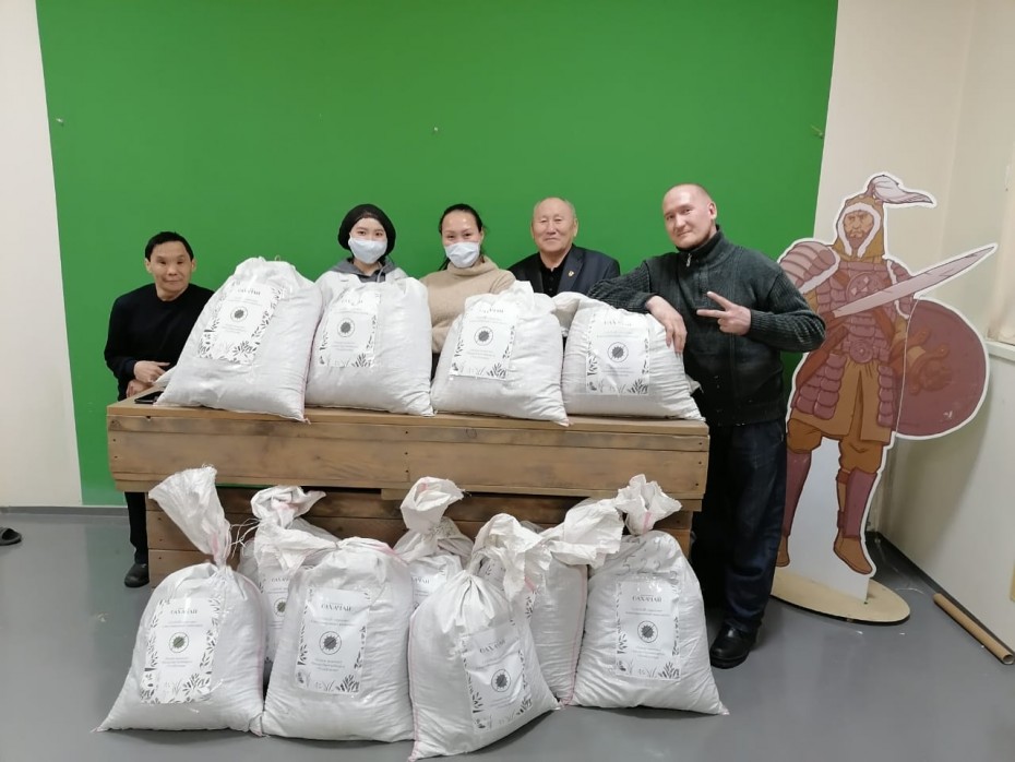 Компания "Сахачай" передала 15 домам-интернатам престарелых республики более 100 кг якутского иван-чая
