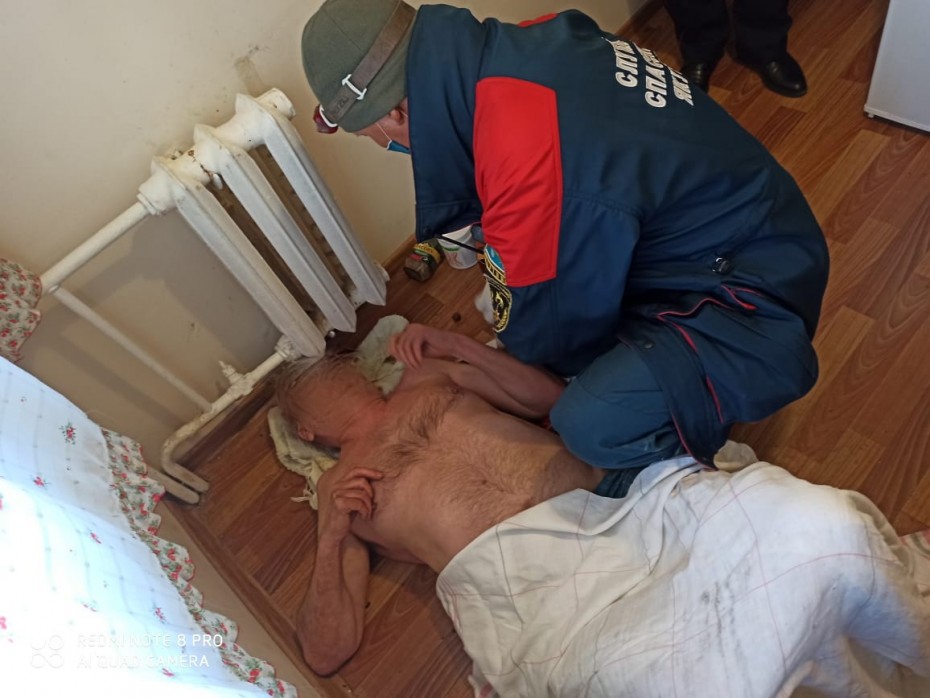 В Якутске спасатели спасли пожилого мужчину, застрявшего между трубами отопления