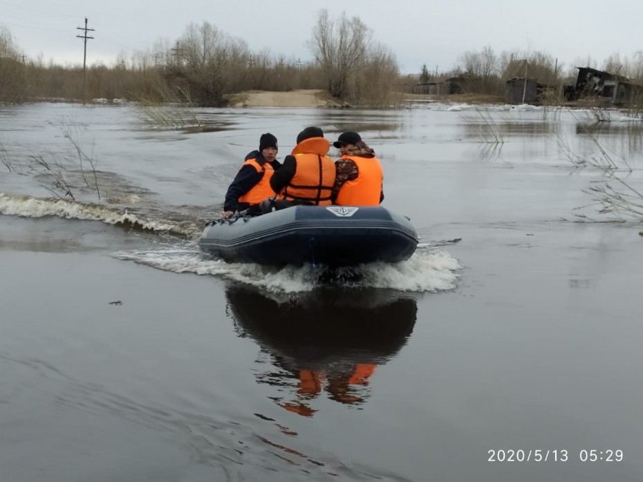 В Якутске спасатели эвакуировали из затапливаемых районов более 20 человек 