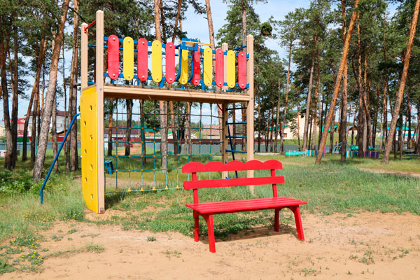 В Якутии осужденные изготовили яркие деревянные скамейки для детдома