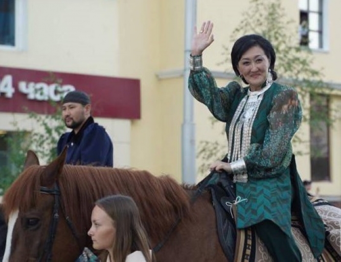 Сардана Авксентьева поздравляет с национальным праздником Ысыах