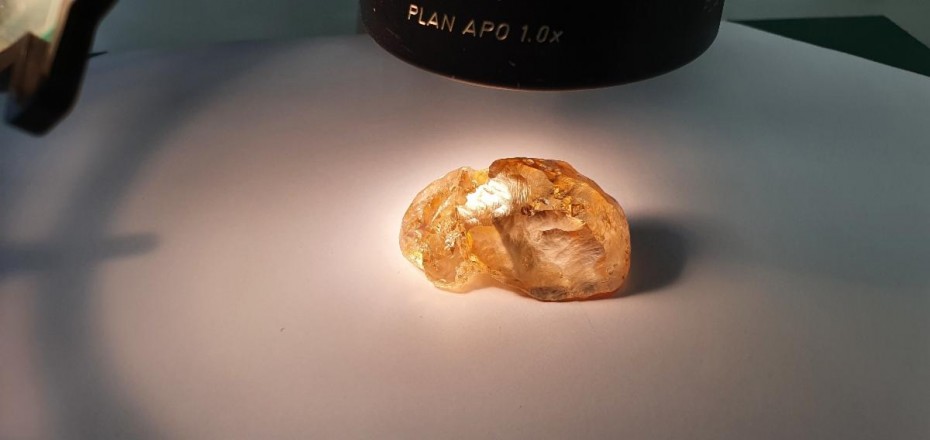 Крупнейший цветной алмаз добыт в Якутии