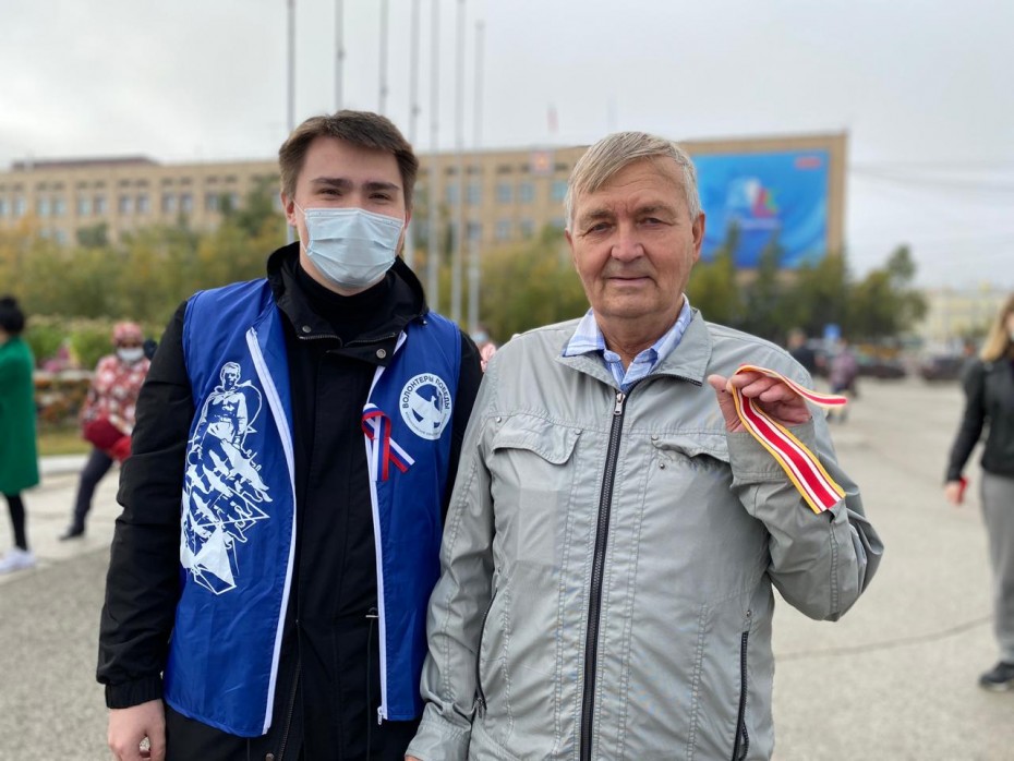 В Якутске более 5 тысяч муаровых лент раздали в честь 75-летия окончания Второй мировой войны