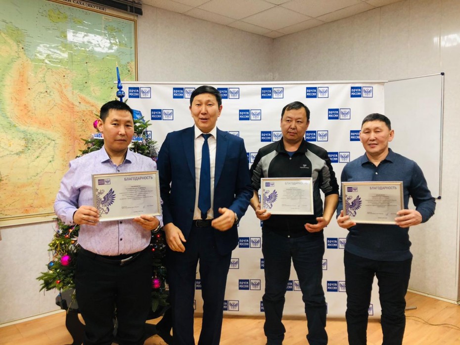 В Якутске наградили почтальонов, спасших двух молодых людей от отравления угарным газом