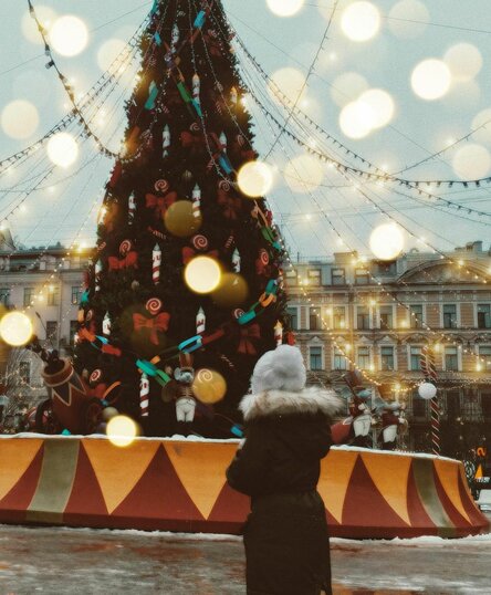В Петербурге открылась юбилейная Рождественская ярмарка на Манежной площади