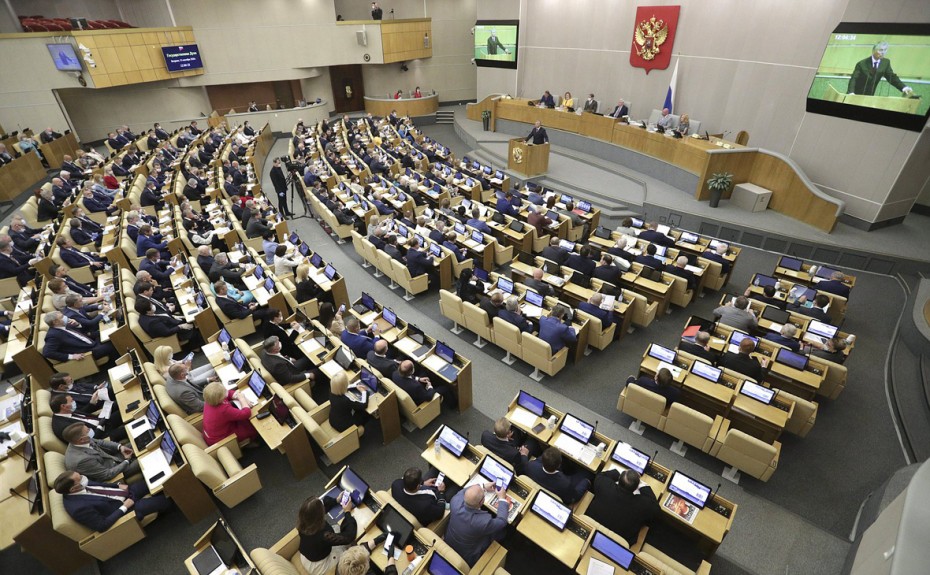 Госдума приняла законопроект о штрафах чиновникам за оскорбление граждан  