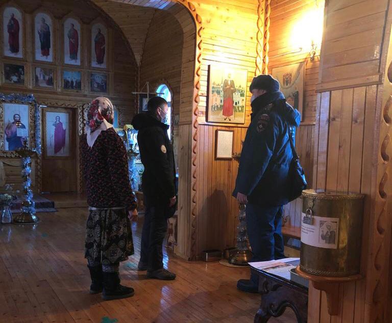В Якутии сотрудники МЧС обследовали православные храмы в преддверии праздника Крещения Господня