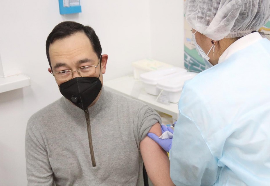 Айсен Николаев получил вакцину от COVID-19