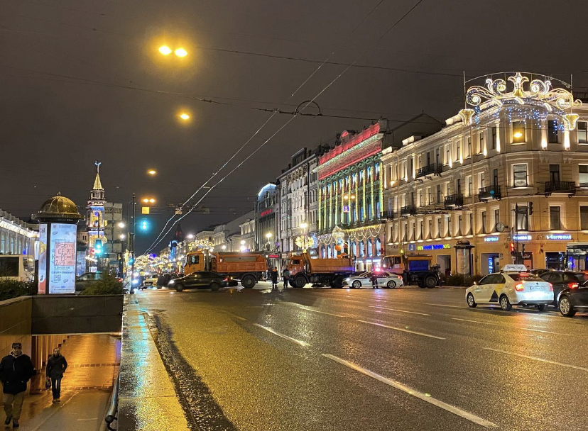 В Петербурге перед Новым годом перекрыли Невский проспект 