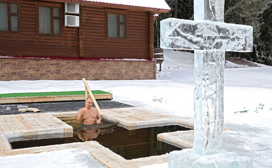 Кремль опубликовал кадры крещенского купания Путина