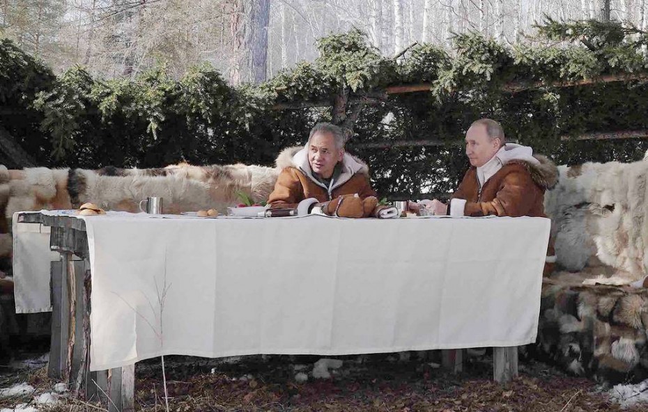 Путин и Шойгу проводят выходные на отдыхе в тайге