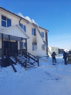 В Якутии при тушении пожара обнаружено тело мужчины, эвакуированная женщина скончалась