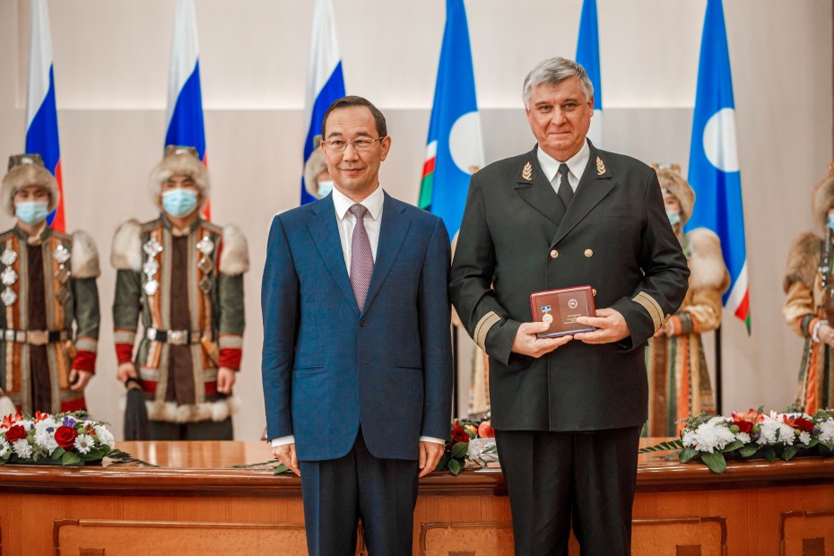 Глава Якутии наградил ветерана речной отрасли республики