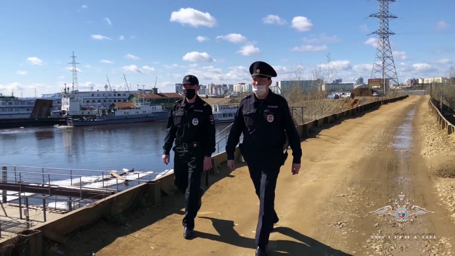 В Якутии сотрудники Северо-Восточного ЛУ МВД России спасли утопающего