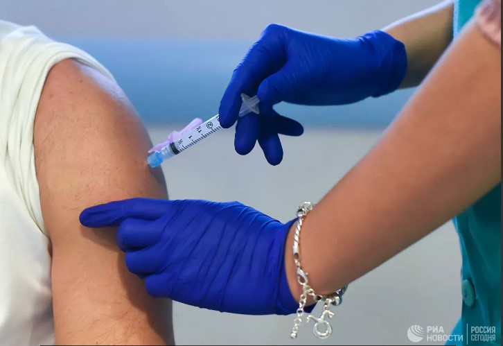 Биолог объяснила рост заболеваемости в странах даже при 100% вакцинации