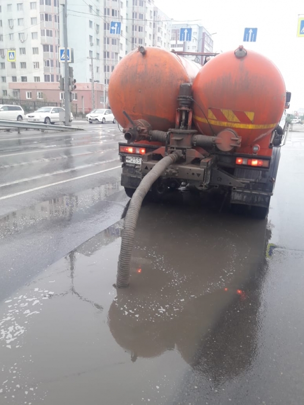 Откачка дождевой воды ведется с улиц Якутска