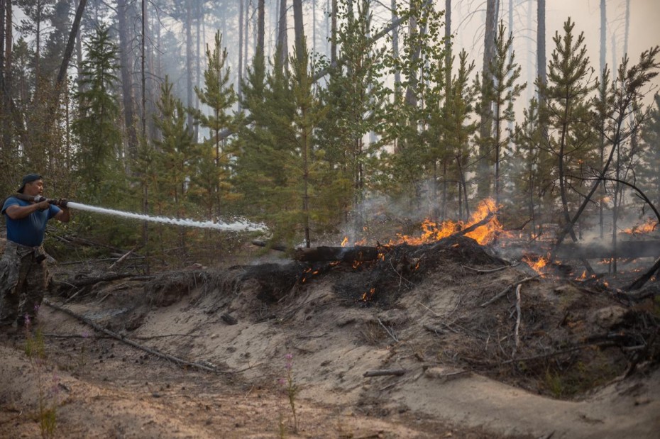 Крупный лесной пожар бушует рядом с селом Кюёрелях в Якутии