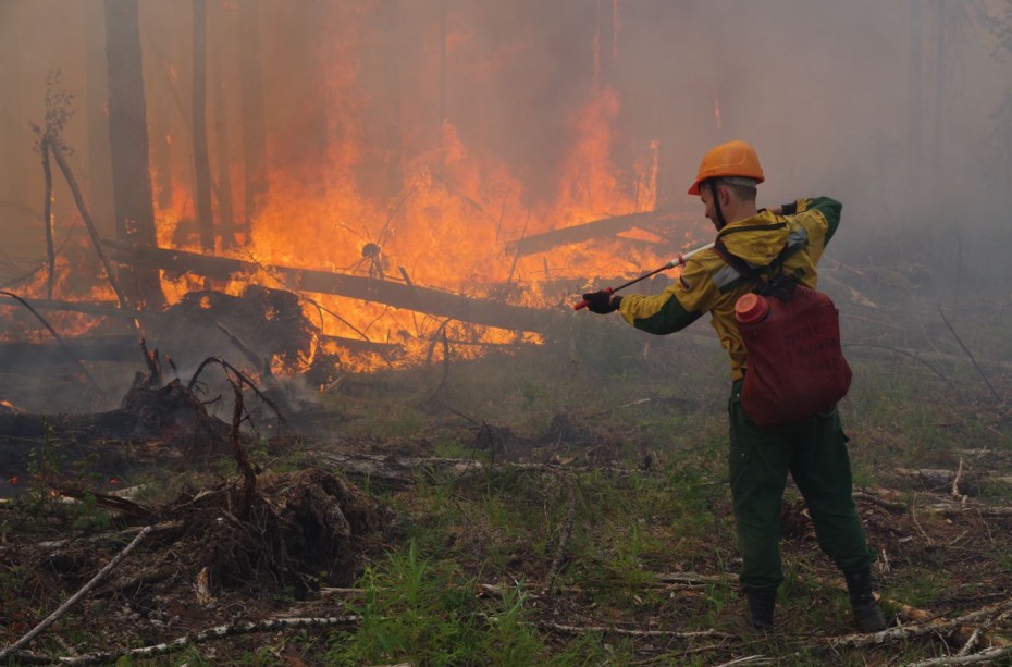 В Горном районе Якутии для тушения пожаров начаты взрывные работы 