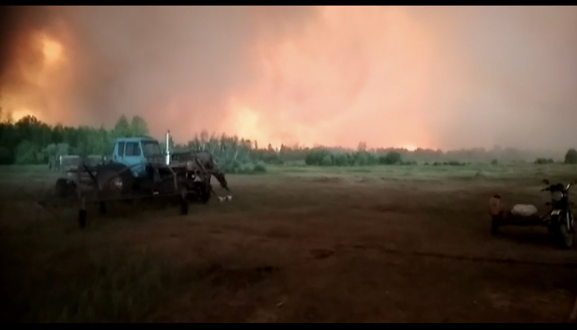Лесной пожар подошел на сто метров к селу Кыллай Усть-Алданского района Якутии