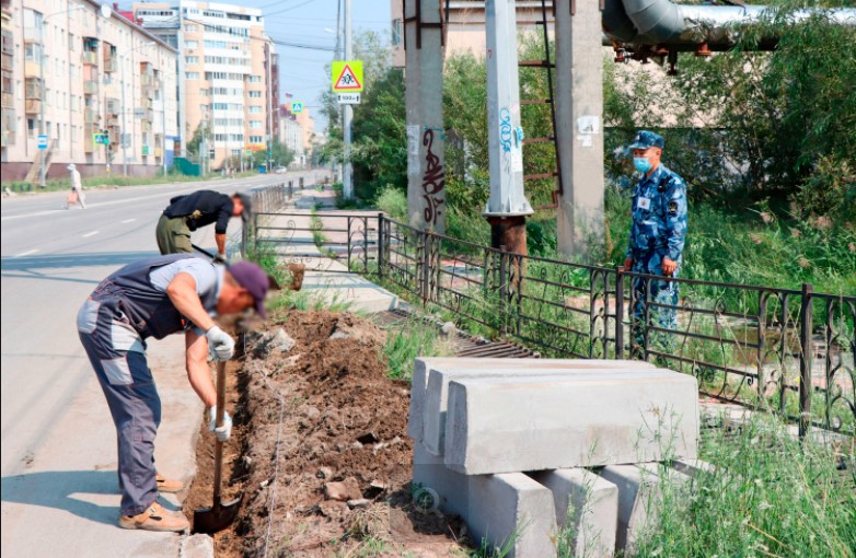 В Якутске осужденные благоустраивают улицы