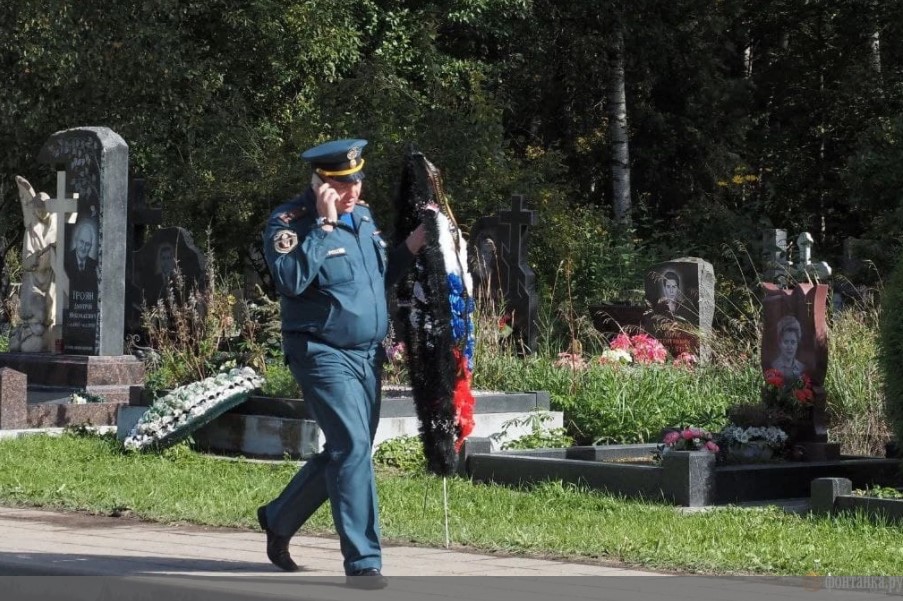 Погибшего главу МЧС России Зиничева похоронили в Петербурге