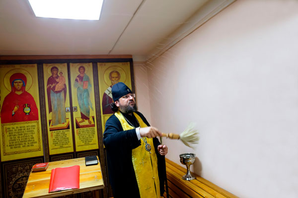 Архиепископ Якутский и Ленский Роман освятил молитвенную комнату в исправительном центре № 1