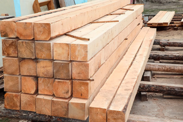 В Якутии осужденные изготавливают деревянный брус