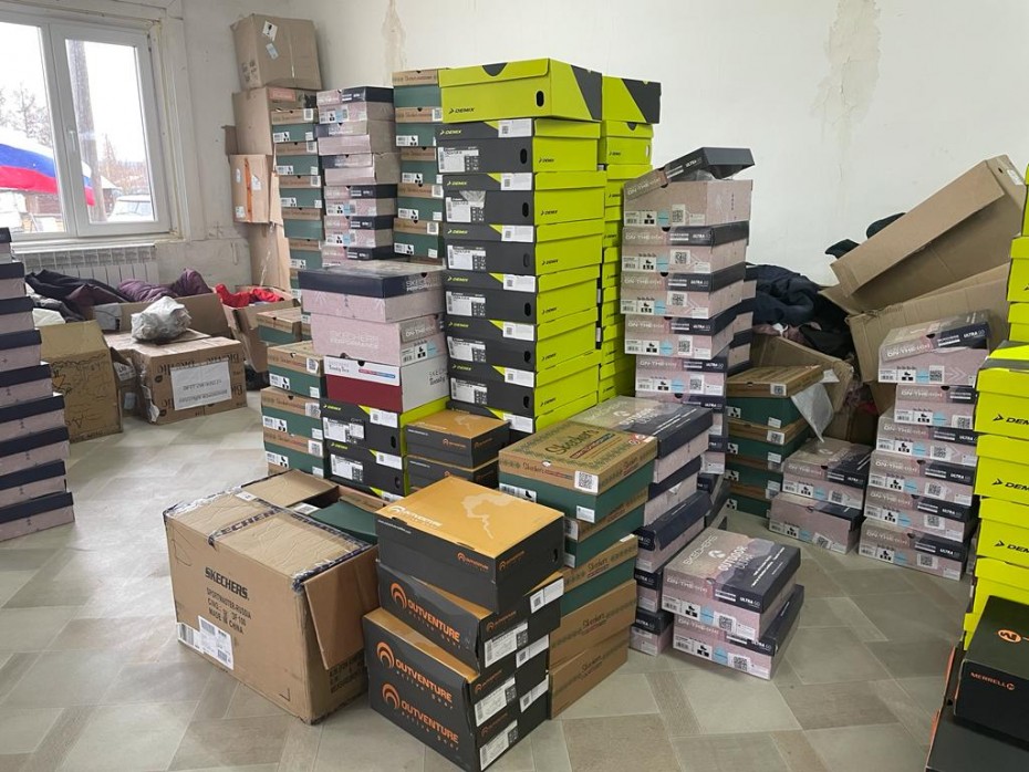 Компания "Спортмастер" отправила верхнюю одежду и обувь жителям Бэс-Кюёль
