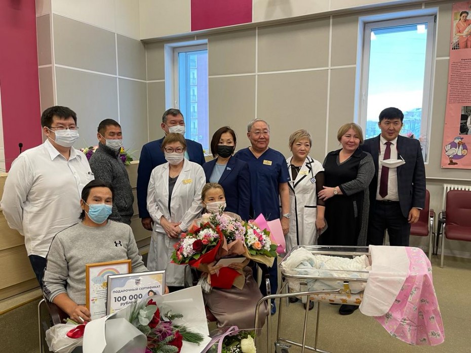 В Якутии состоялась торжественная выписка многодетной мамы и ее 14-го ребенка