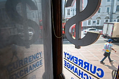В России ввели ограничение на снятие валюты со счетов 