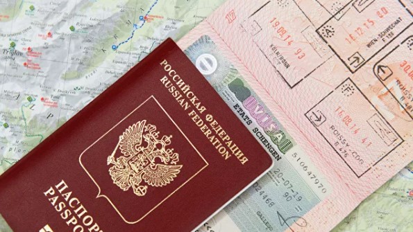 Франция возобновит выдачу туристических виз россиянам 