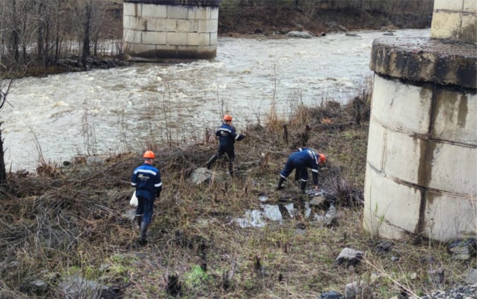 Работники "Якутугля" очистили берега реки Верхняя Нерюнгра