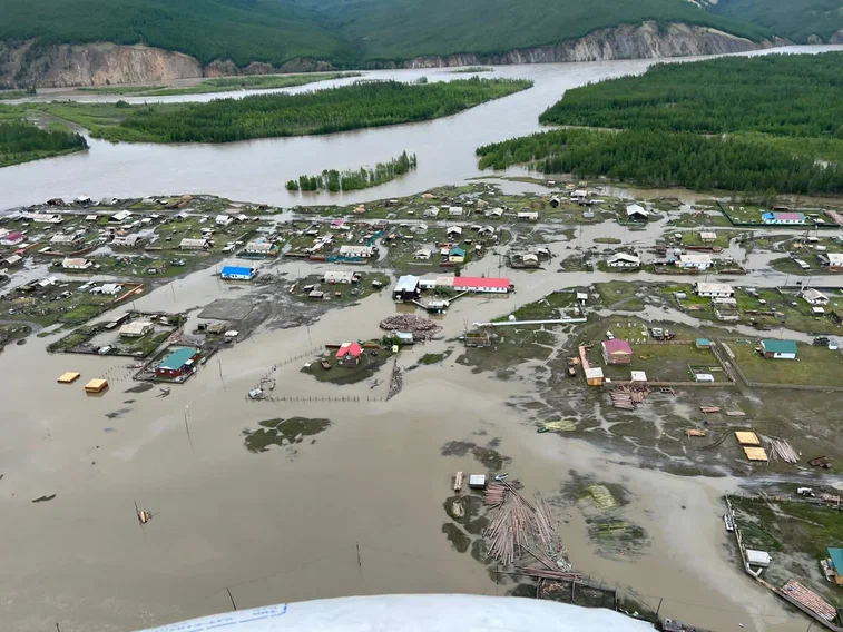 В населённых пунктах Верхоянского и Кобяйского районов Якутии, пострадавших от паводка, объявлен режим ЧС 
