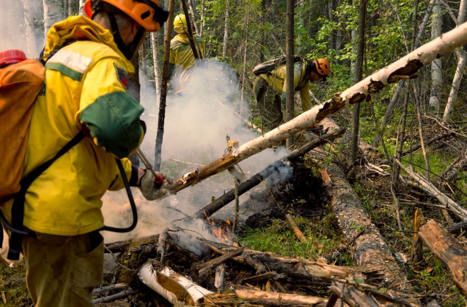 В Якутии 700 десантников тушат десять лесных пожаров