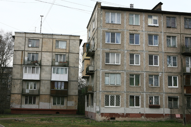В Петербурге с балкона пятиэтажки упал ребенок 