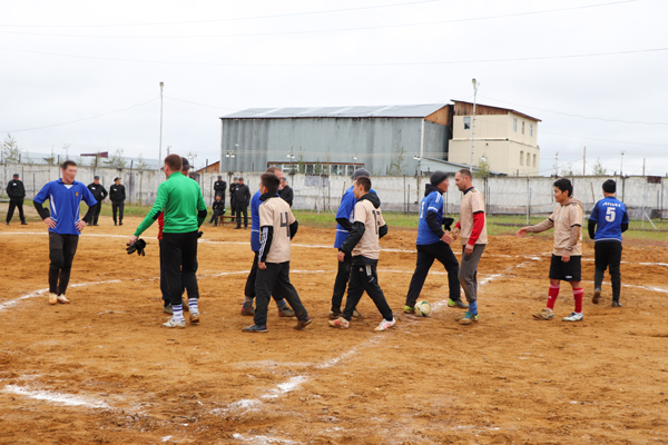 В Якутске осужденные исправительной колонии №1 сыграли в мини-футбол со сборной команды МФК «Заря»