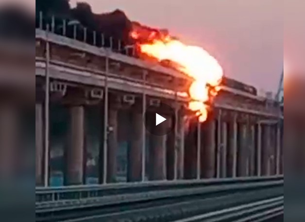 На Крымском мосту загорелся поезд