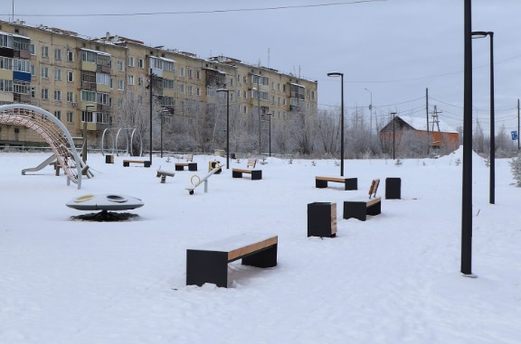 В Якутии осужденные изготовили для жителей поселка скамейки и урны 