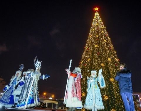 В Якутии зажглись первые новогодние ёлки в стране