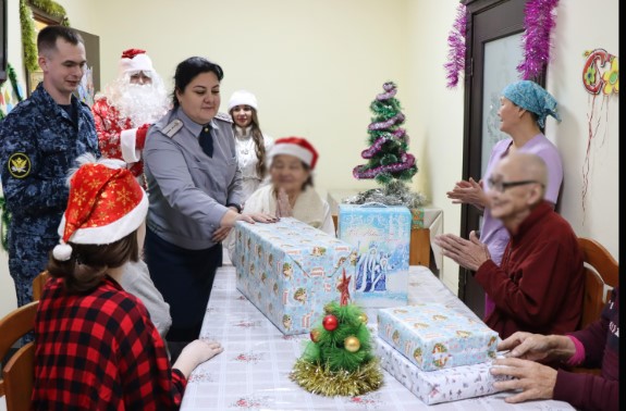 Сотрудники следственного изолятора Якутска в канун Нового года посетили социальные учреждения