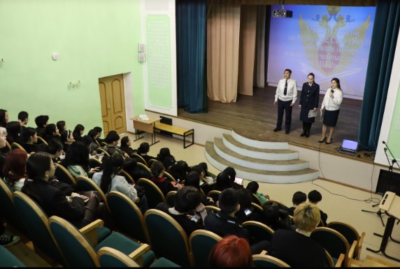 Учащимся выпускных классов школы № 2 в Якутске рассказали о перспективах поступления в вузы ФСИН России